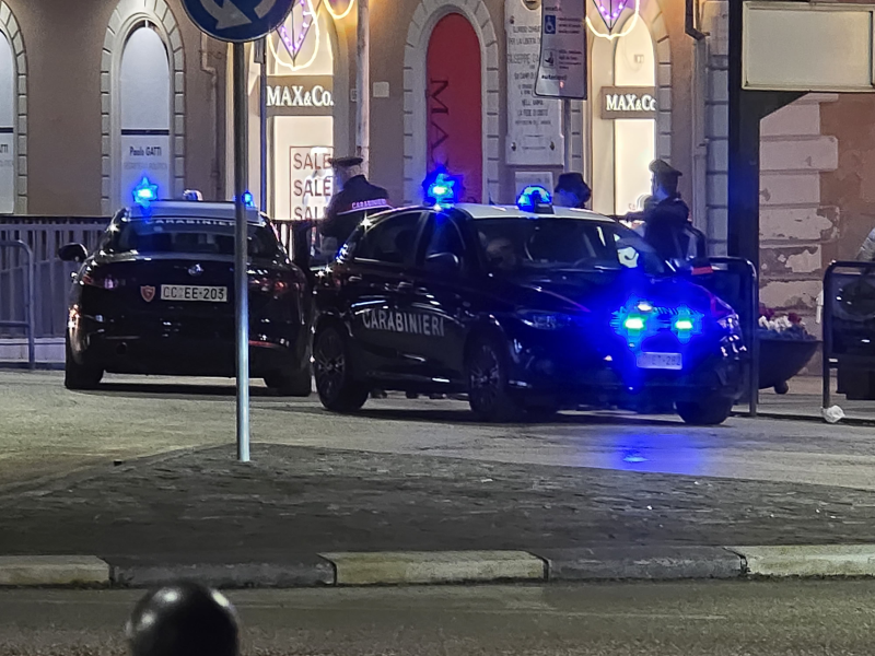 Soliti disordini a piazza Garibaldi. Donna ruba una bottiglia e poi una bici per fuggire - Foto