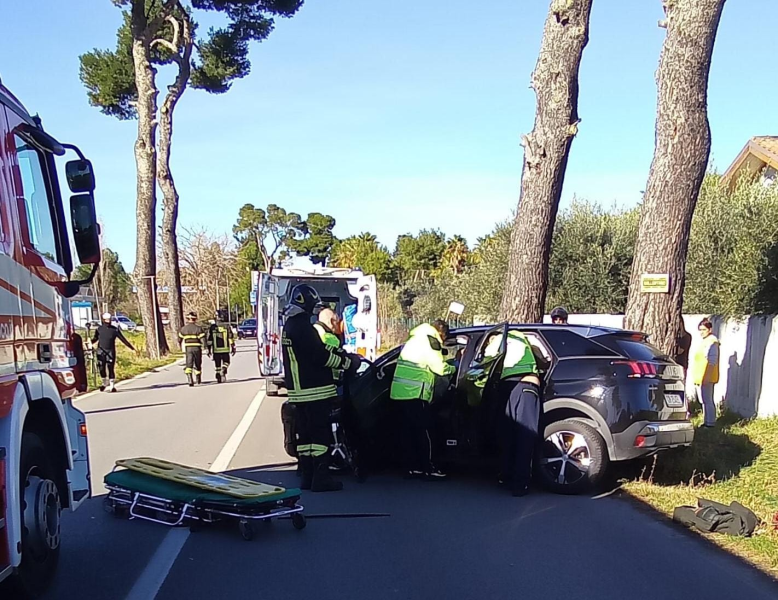 Incidente a Cologna Spiaggia: feriti un 70enne e una bimba di 5 anni - Foto