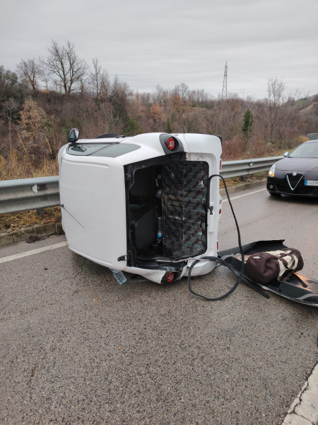 Si ribalta con l'auto, ragazza soccorsa da un medico teramano e altri automobilisti - Foto