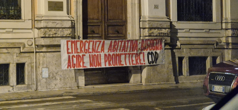 Emergenza abitativa, casa del popolo e lo striscione alle porte del comune di Teramo - Foto