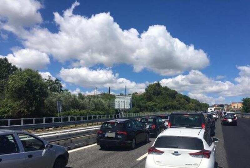 Scontro tra tir su A14, tratto chiuso tra Pineto e Pescara Nord: 6 km di coda - Foto