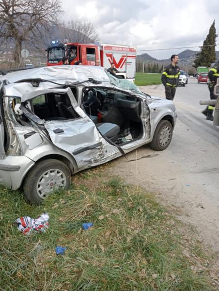 Scontro con un camion lungo la provinciale di Campli, due feriti in ospedale - Foto