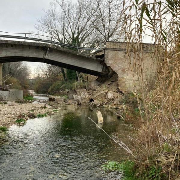 Ponte ceduto: si va subito verso la messa in sicurezza ma si ipotizza la necessità di abbattimento e ricostruzione - Foto