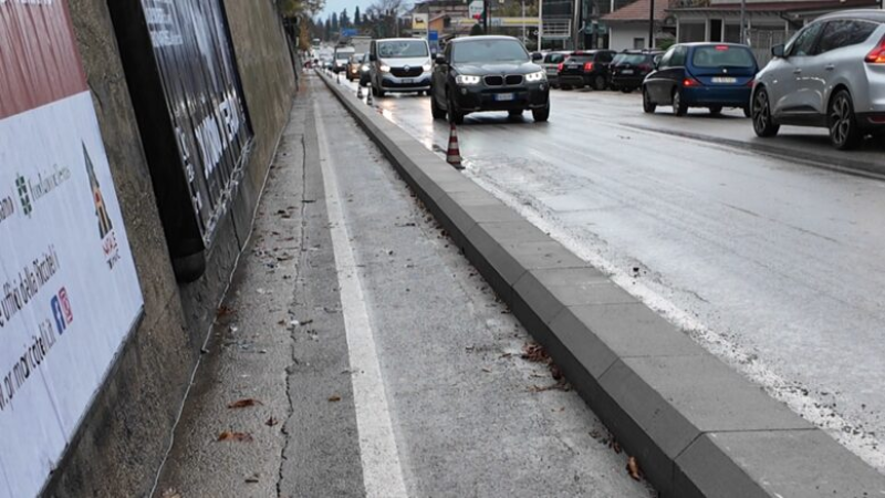 Cordoli della pista ciclabile, Corona chiede controlli della Polizia locale sulla sicurezza - Foto